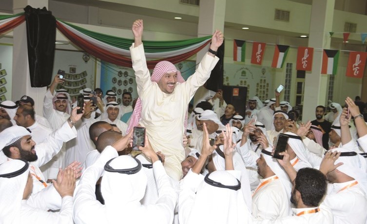 نايف الخليفي مرفوعا بعد إعلان الفوز ﻿
