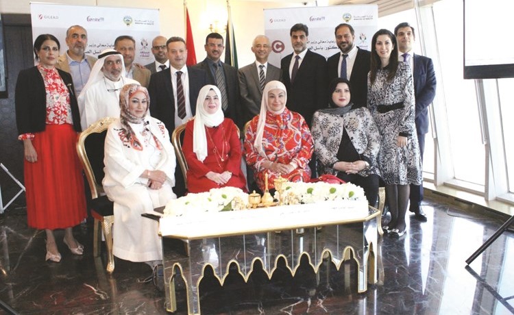د.ماجدة القطان ود.غالية المطیري مع عدد من الحضور لدى إطلاق الحملة﻿
