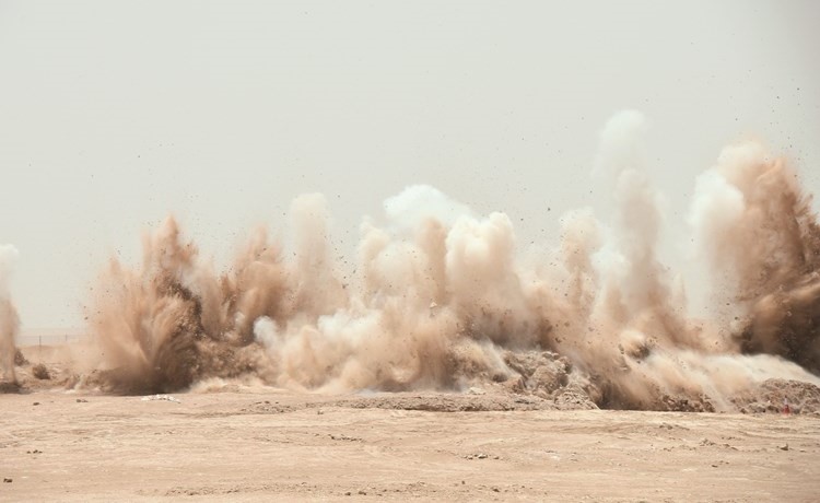 جانب من إزالة المعوقات في جنوب المطلاع عبر التفجير﻿