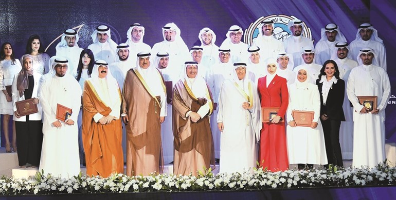 سمو رئيس الوزراء الشيخ جابر المبارك والشيخ صباح الخالد ونائب وزير الخارجية خالد الجارالله والسفير عبدالعزيز الشارخ في لقطة تذكارية مع خريجي الدفعة السادسة من متدربي معهد سعود الناصر الديبلوماسي							(قاسم باشا)﻿