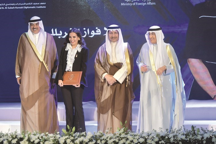 تكريم احدى الخريجات﻿