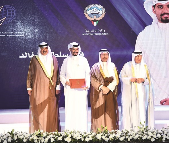 من التكريم﻿