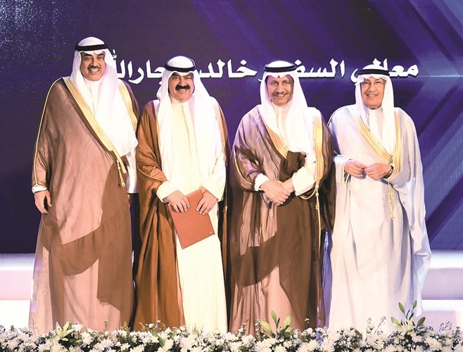 سمو الشيخ جابر المبارك والشيخ صباح الخالد يكرمان خالد الجارالله﻿