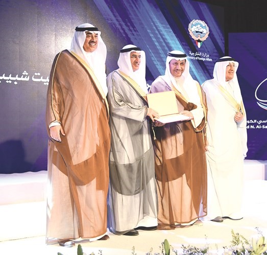 سمو الشيخ جابر المبارك مكرما الوزير بخيت الرشيدي﻿