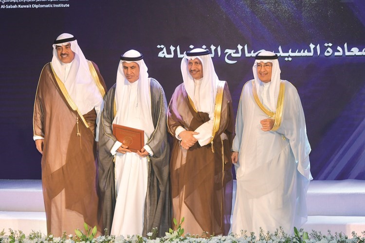 سمو الشيخ جابر المبارك مصافحا صالح الفضالة﻿