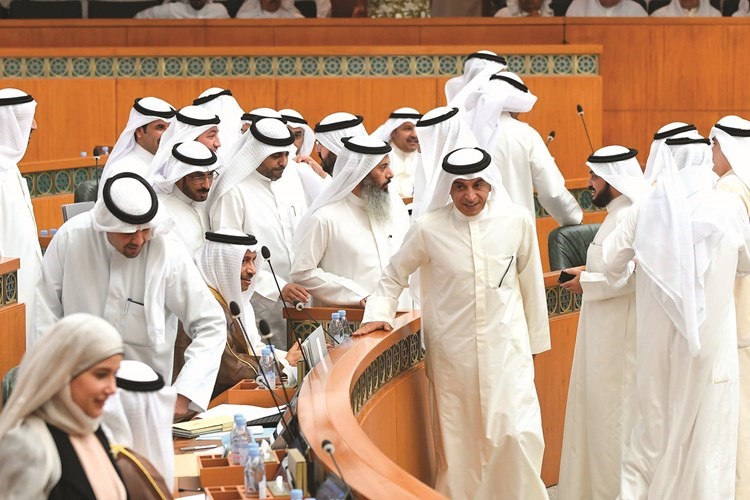 النواب والوزراء بعد انتهاء جلسة امس﻿