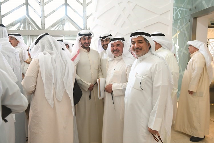 صالح عاشور أثناء خروجه من المجلس ويبدو نجله مهدي وشوذب شمساه واسماعيل الحبيب﻿