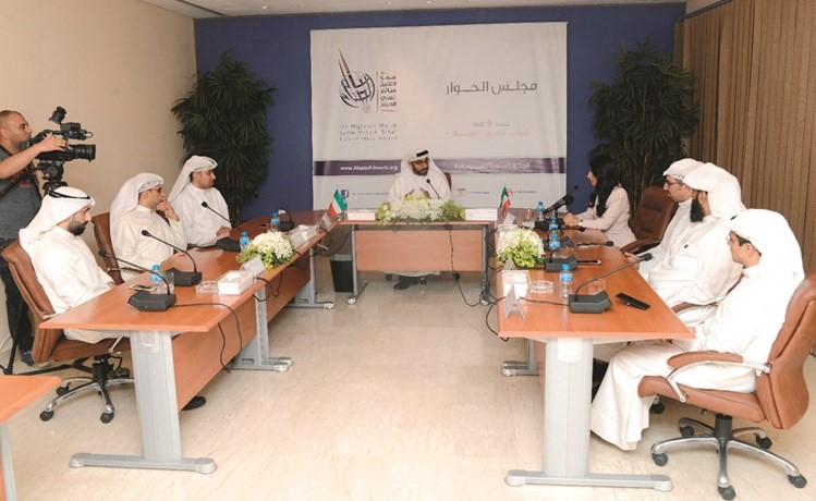  المشاركون في جلسة الحوار﻿