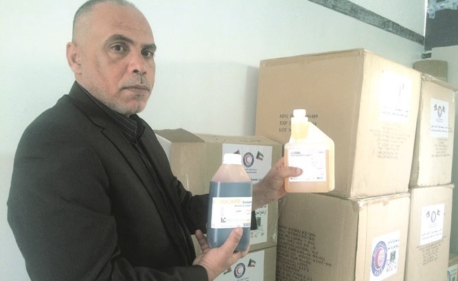 إيهاب مقداد خلال تسلمه مواد الإسعافات الأولية المقدمة من الهلال الأحمر﻿