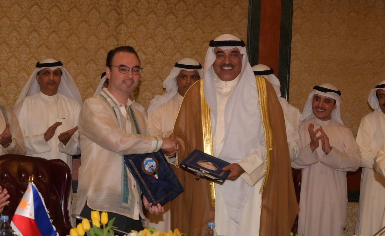 صباح الخالد وآلان كايتانو بعد التوقيع على اتفاقية العمالة 