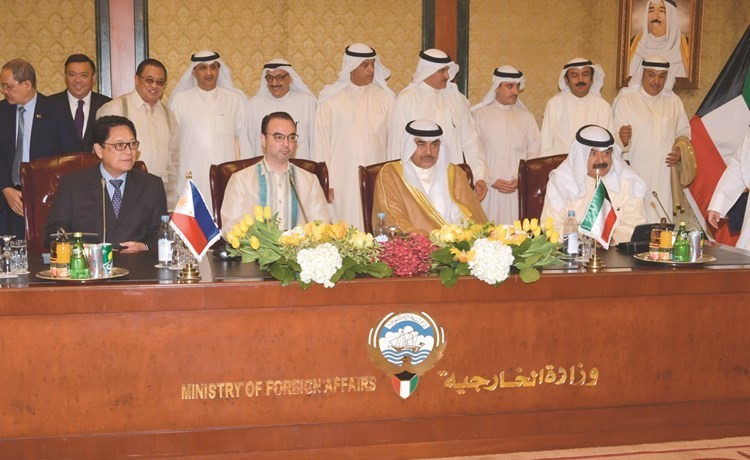 الشيخ صباح الخالد وخالد الجارالله مع وزيري الخارجية والعمل الفلبينيين خلال المؤتمر الصحافي بحضور مساعدي وزير الخارجية والوفد الفلبيني المرافق	(قاسم باشا)﻿