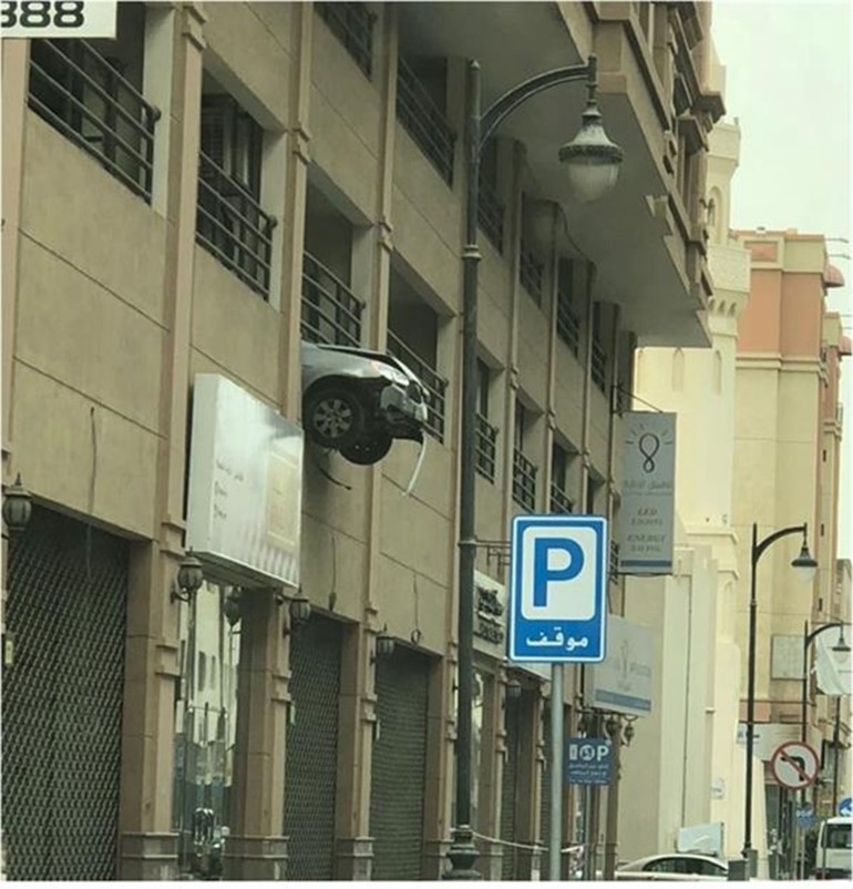 بالفيديو.. سيارة تتدلى من مواقف علوية في السعودية بعد اختراقها الحاجز الإسمنتي
