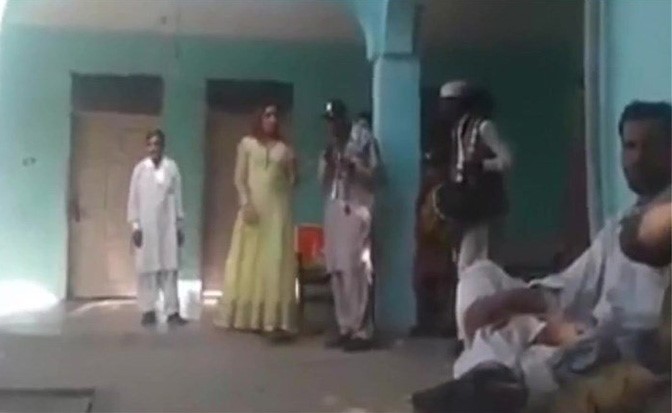 فيديو صادم.. رصاصة طائشة تقتل راقصة في حفل زفاف