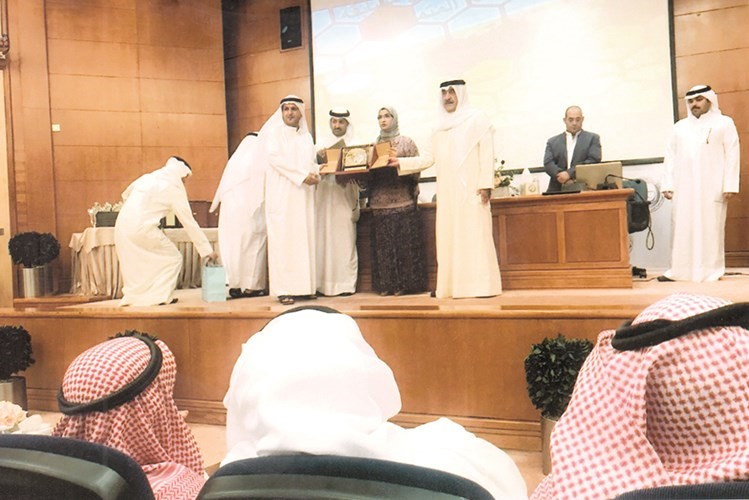 المزارع محمد المطيري مكرما من الشيخ محمد اليوسف ﻿