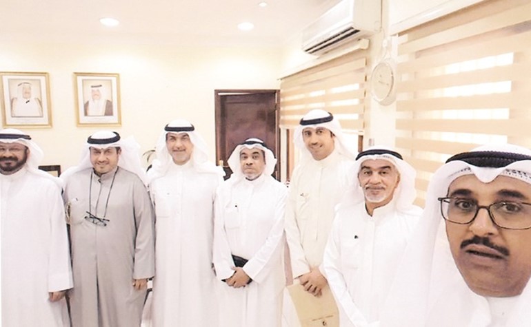 المزارعون مع مسؤولي هيئة الطرق والنقل البري﻿