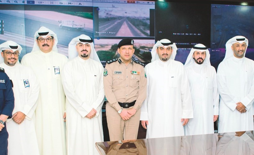 مسؤولو البنك الوطني مع رجال الداخلية في لقطة جماعية﻿