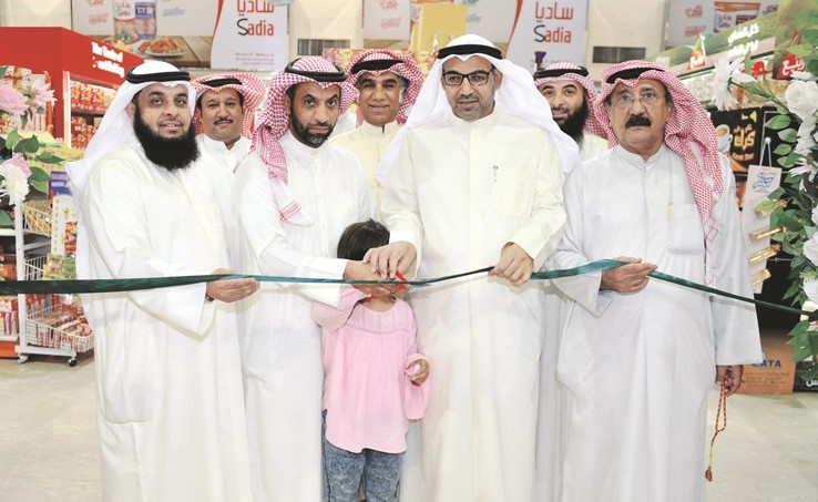 قص شريط افتتاح مهرجان شهر رمضان في تعاونية سعد العبدالله﻿