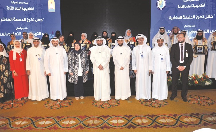 يوسف النجار ومطيع العجمي يتوسطان خريجي الدفعة العاشرة من أكاديمية إعداد القادة -(زين علام) ﻿