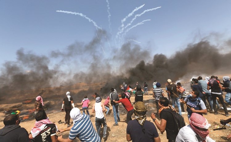 قوات الاحتلال تطلق قنابل الغاز المسيل للدموع باتجاه المتظاهرين الفلسطينيين أثناء مظاهرة الإعداد والنذير- (رويترز)﻿