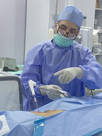 د.عبد المحسن الصحاف خلال إجراء العملية 