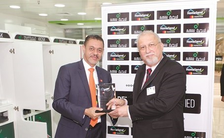 خالد الجبالي يسلم درعا تذكارية لممثل شركة الملا للصيرفة﻿