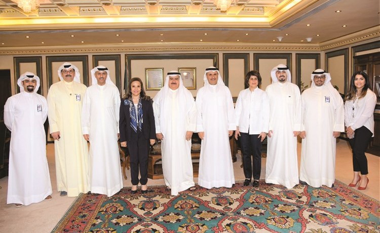 لقطة تذكارية خلال قريش محافظ العاصمة﻿
