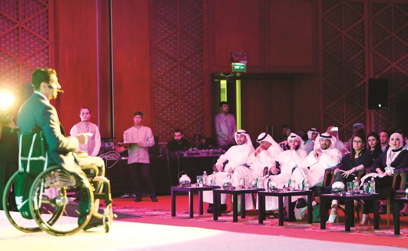 متابعة من الحضور لأحد المتحدثين بالبرنامج﻿