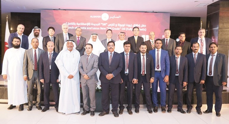 لقطة جماعية لأعضاء الإدارة العليا في مجموعة الساير مع فريق عمل مبيعات قطع الغيار والاكسسوارات﻿