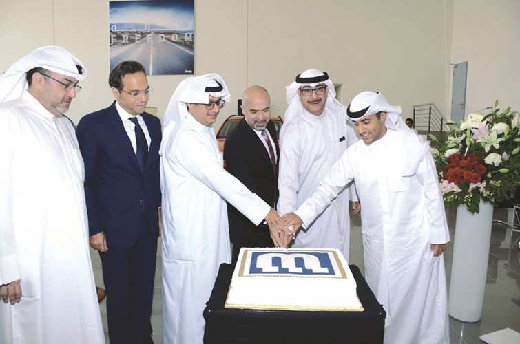 قطع قالب الحلوى احتفالا بهذه المناسبة﻿