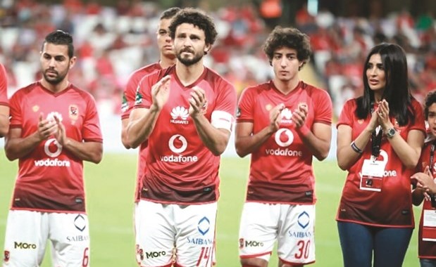 حسام غالي وزوجته خلال الوداع الاخير لجماهير الاهلي﻿