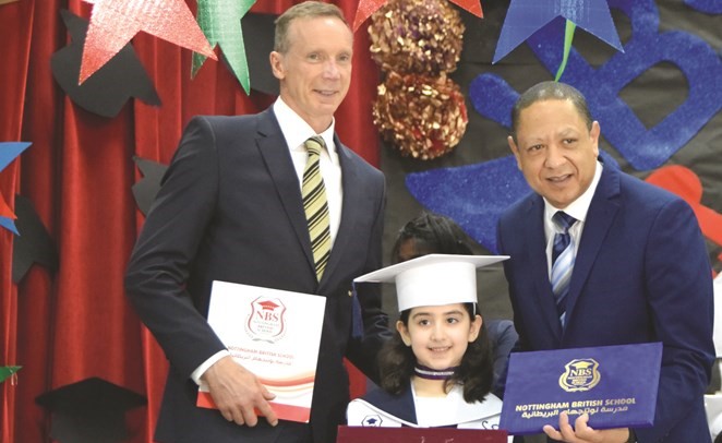 اندرو وكارل خلال تكريم الطلبة بحفل التخرج﻿
