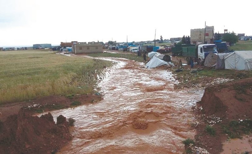 الفيضانات تجتاح مخيمات اللاجئين في ريف حلب بسبب الأمطار الغزيرة التي هطلت امس	(انترنت)﻿