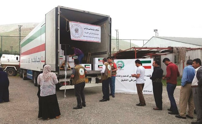 جانب من عملية توزيع السلال الغذائية على النازحين في حدود محافظة أربيل﻿