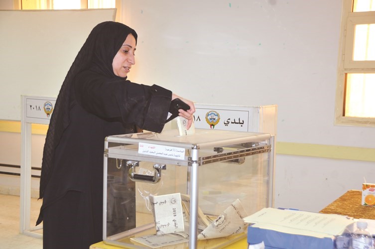 إحدى الناخبات خلال الاقتراع ﻿