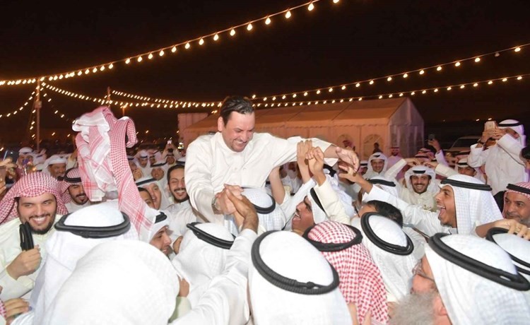  ﻿فهيد المويزري مرفوعا على الأعناق عقب فوزه بمقعد الدائرة السادسة ﻿