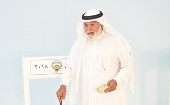 احد كبار السن في طريقه للتصويت ﻿
