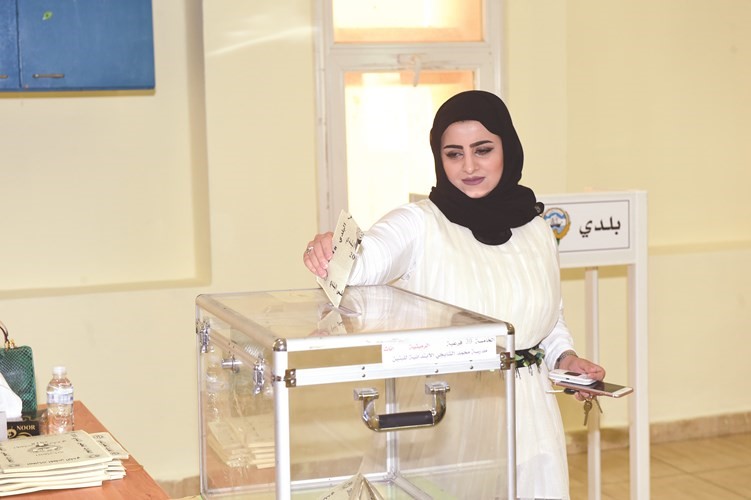 ناخبة تختار ممثلها في انتخابات الدائرة الخامسة ﻿