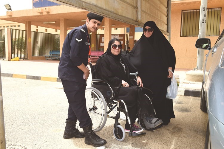رجال الشرطة وجهود كبيرة لمساعدة كبار السن ﻿