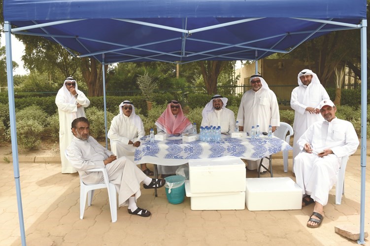 مشروبات ومرطبات امام احدى اللجان ﻿