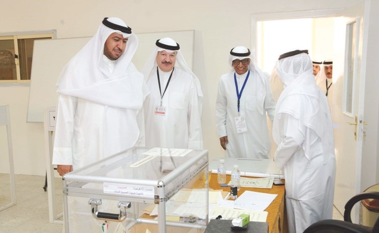 الوزير د.فهد العفاسي وعبداللطيف السريع خلال جولة في إحدى اللجان ﻿