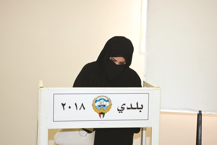 ناخبة تدلي بصوتها ﻿