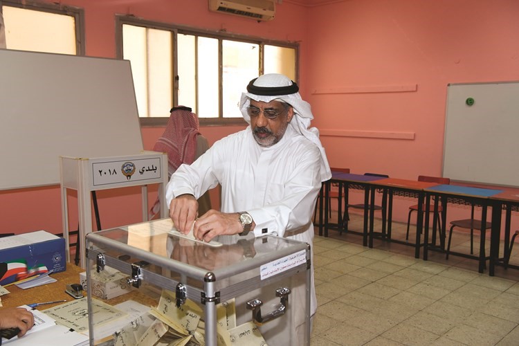 وناخب يختار مرشحه ﻿