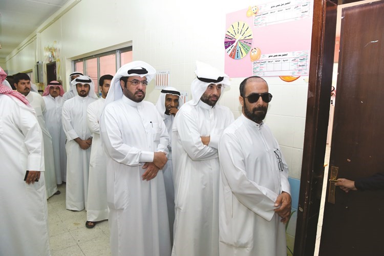 جانب من الناخبين أمام إحدى لجان الدائرة الثامنة﻿