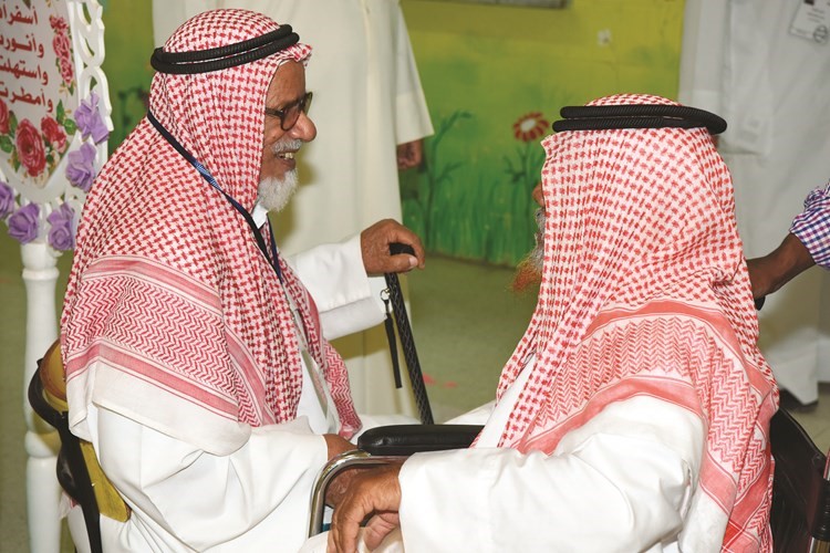 حديث بين ناخبين من كبار السن ﻿