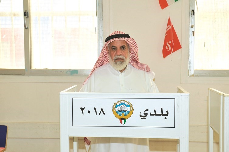 احد كبار السن يختار ممثله ﻿