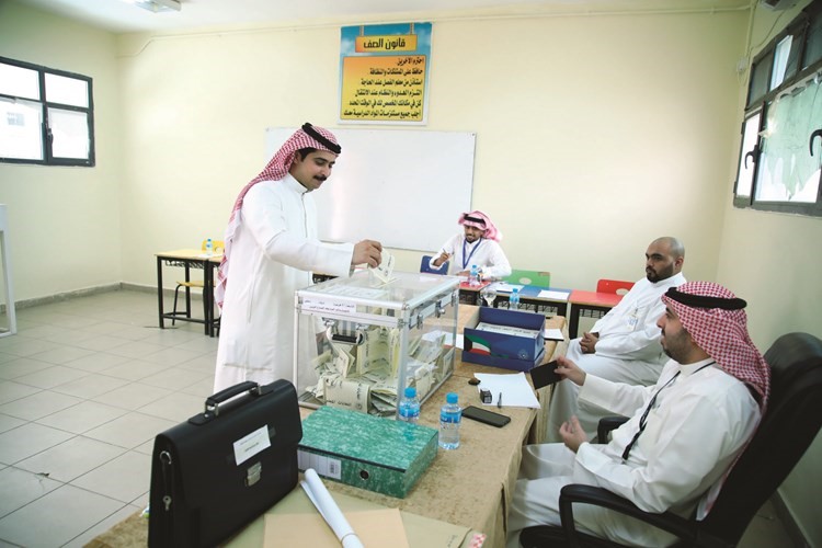 ناخب يختار مرشحه ﻿