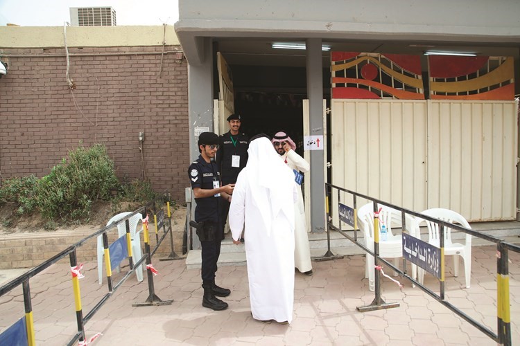 التدقيق على الاوراق الثبوتية قبل دخول اللجان ﻿