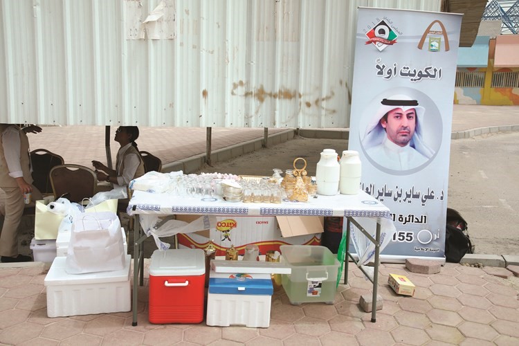 مأكولات ومشروبات أمام احدى اللجان ﻿