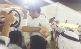 حمدي العازميمحمولا على الأعناق بعد فوزه﻿