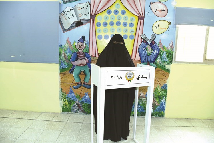 ناخبة تدلي بصوتها ﻿